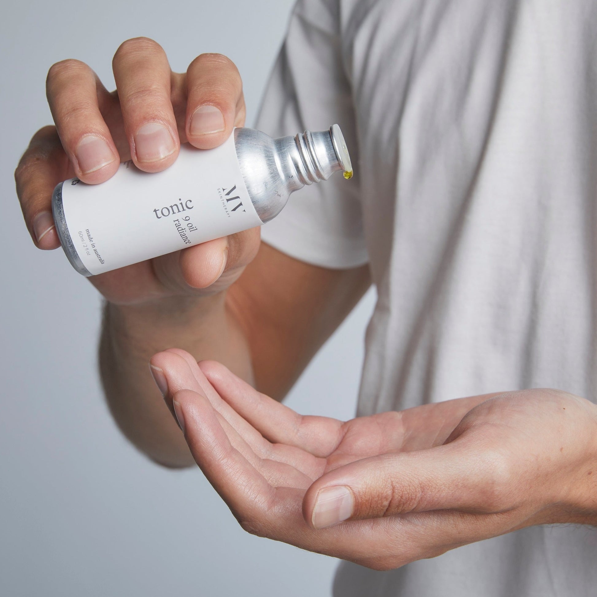 MV Skintherapy 9 Oil Radiance Tonic application into hand